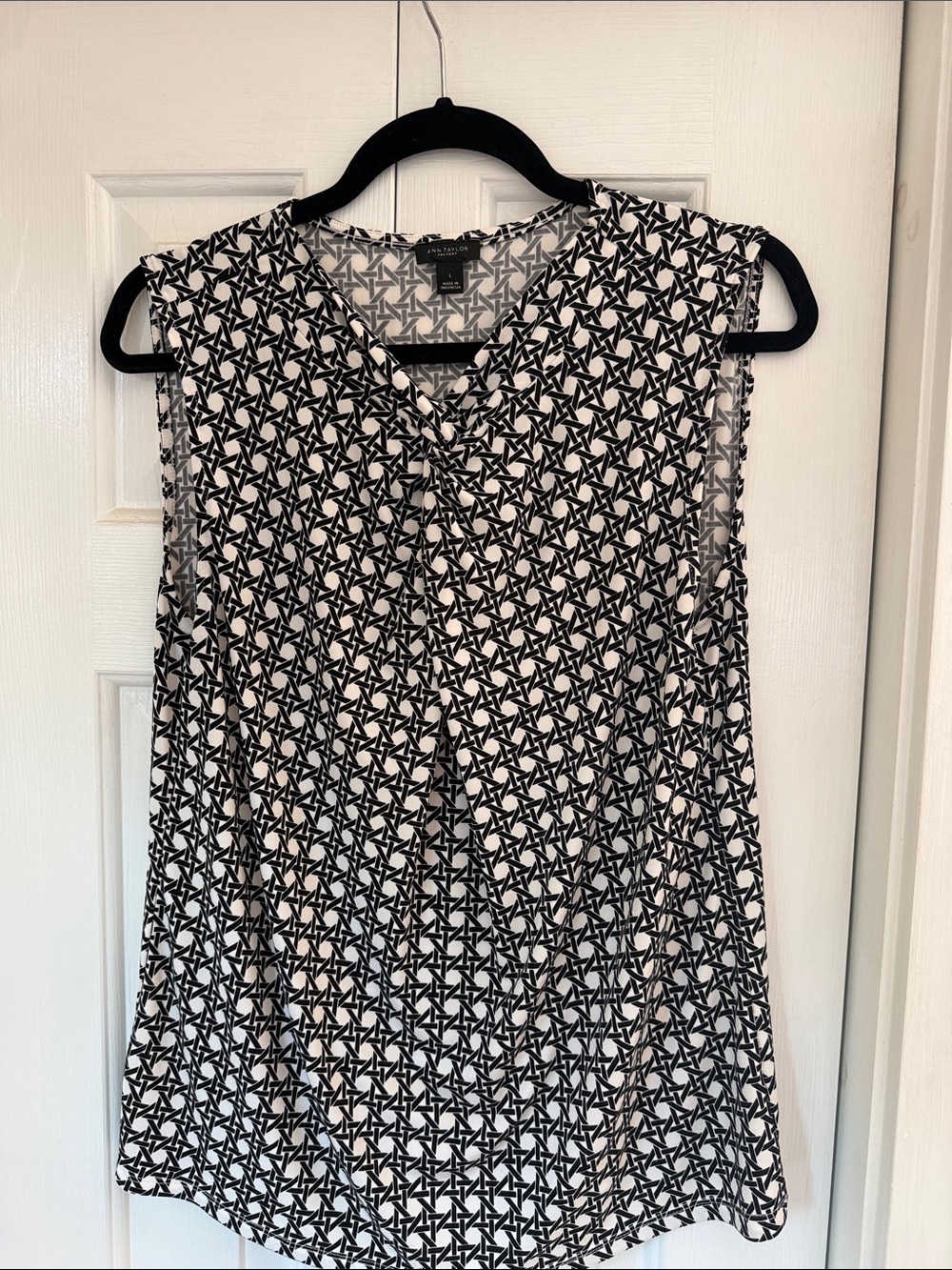 Ann Taylor Black and White Geometric Sleeveless Camisole